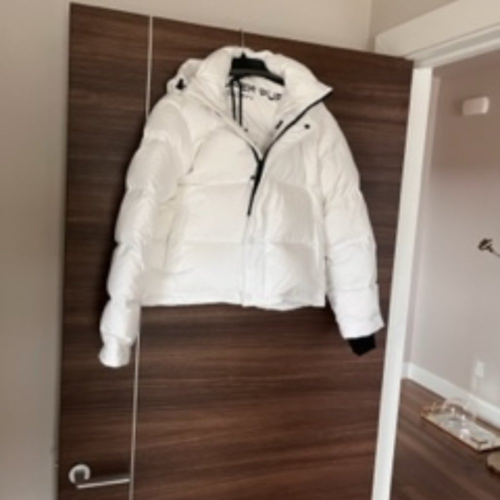 Aritzia short white super puffer